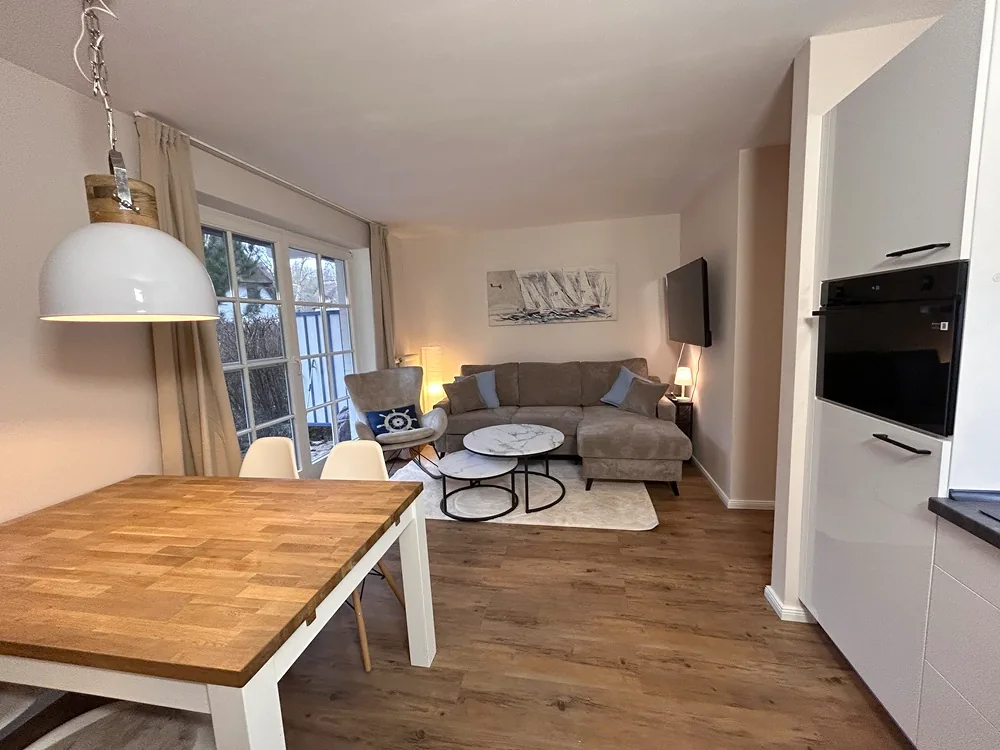 Blick vom Esstisch zum Sofa und zur offenen Küche