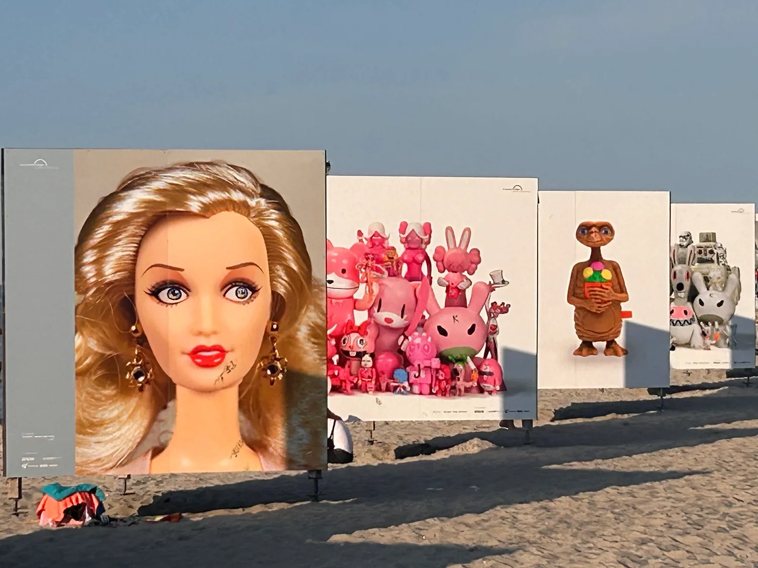 Großformatige Fotografien einer Ausstellung am Strand von Zingst