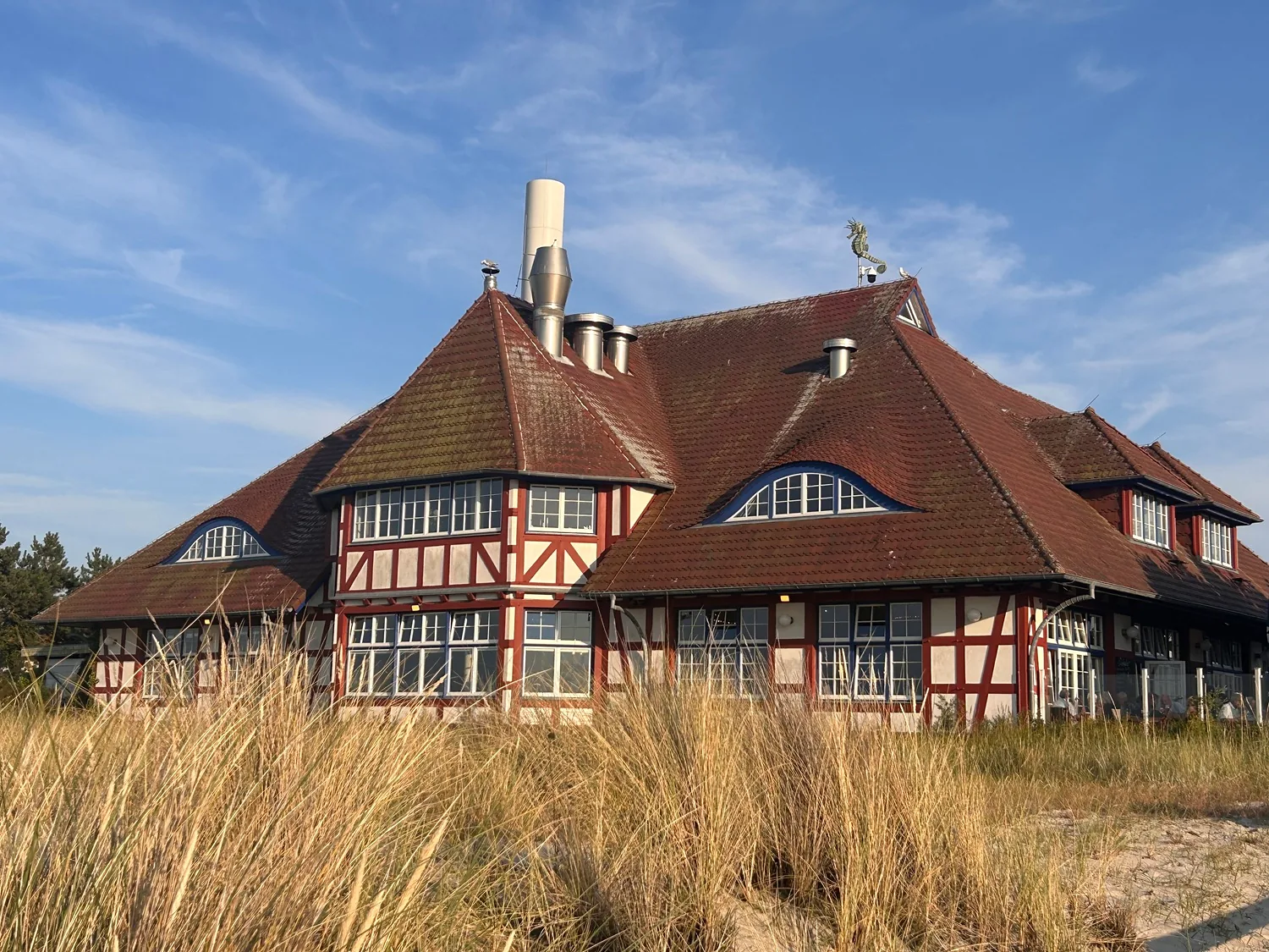 Kurhaus Zingst hinter den Dünengräsern