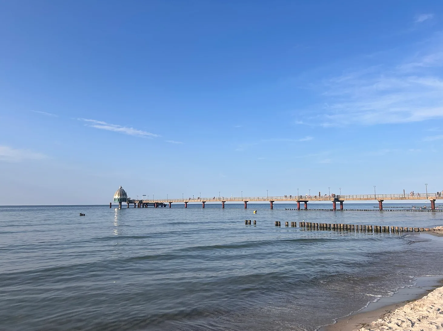 Seebrücke Zingst über der ruhigen Ostsee