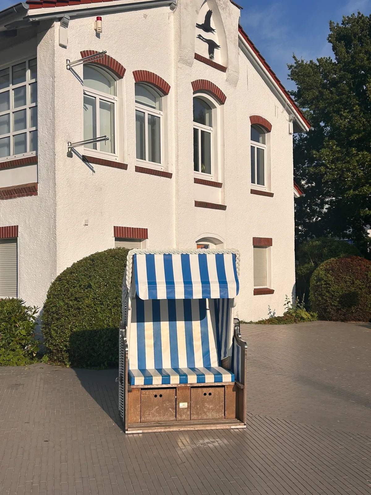 Blau-weißer Strandkorb vor einem Haus in Zingst